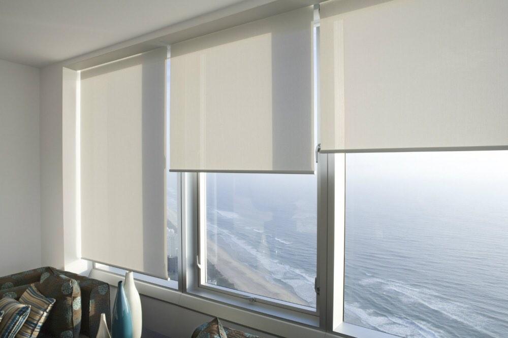 Por qué es importante lavar las cortinas roller de oficinas